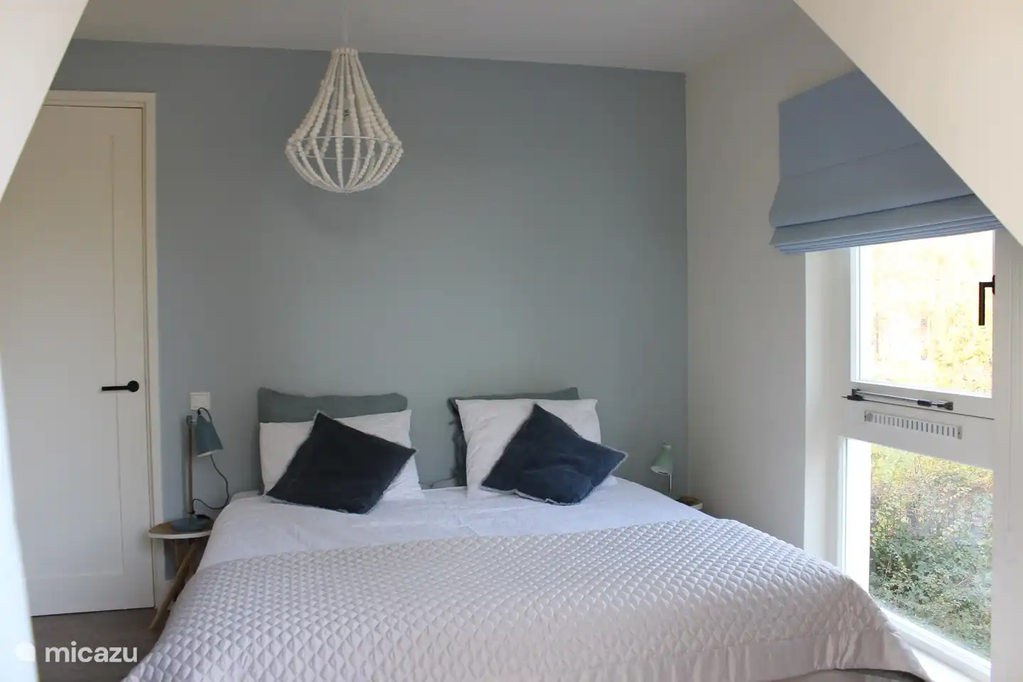 Schlafzimmer Nr. 4, 1. Stock. Sehr geräumiges Schlafzimmer mit geräumigem Balkon! Die Betten können als 2 Einzelbetten oder als Doppelbett über ein praktisches Klicksystem verwendet werden.