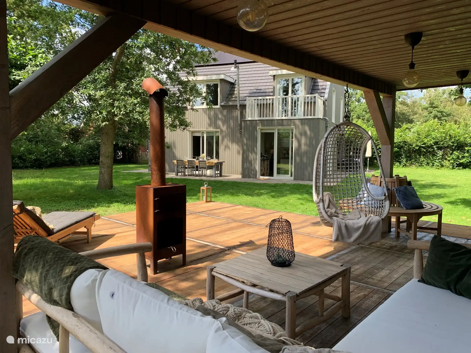 Schöne Veranda mit Außenkamin und Pizzaofen