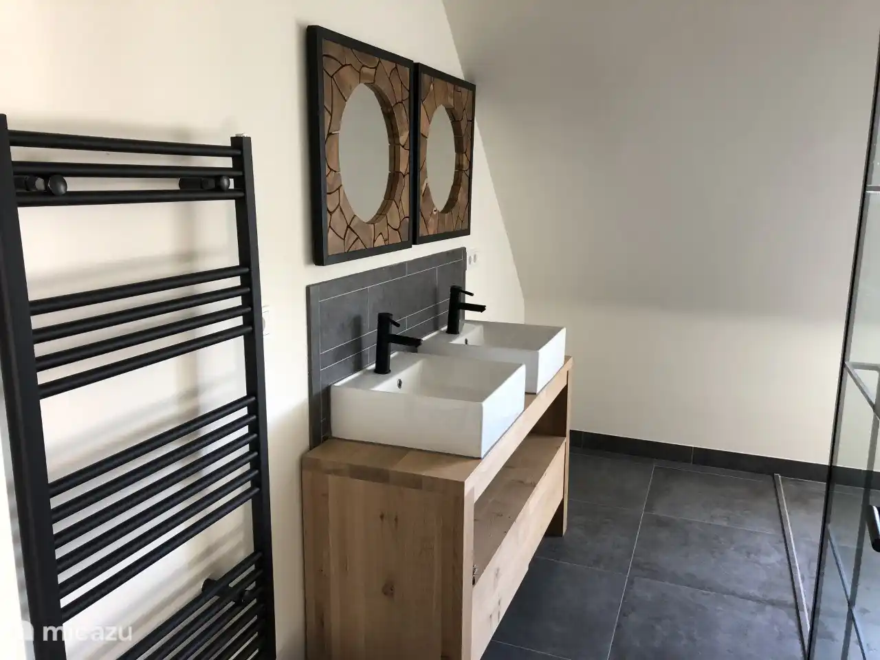 Sehr geräumiges und geschmackvolles 2. Badezimmer mit geräumiger ebenerdiger Dusche im 1. Stock