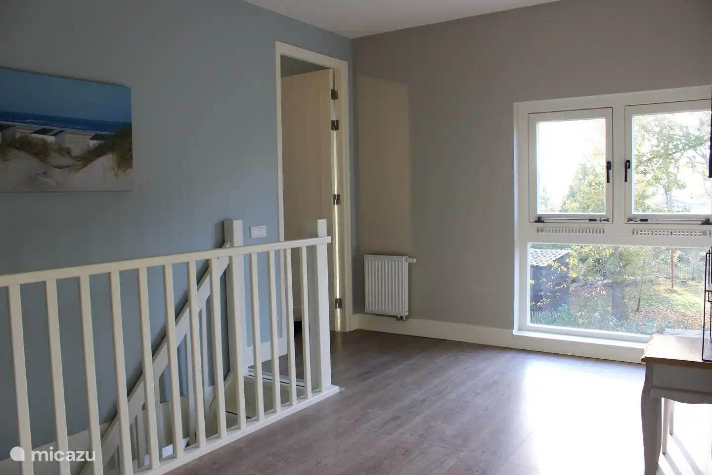 Der erste Stock hat einen geräumigen Treppenabsatz