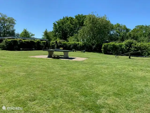 Der ruhige Park verfügt über einen schönen Gemeinschaftsspielplatz mit Spielgeräten.