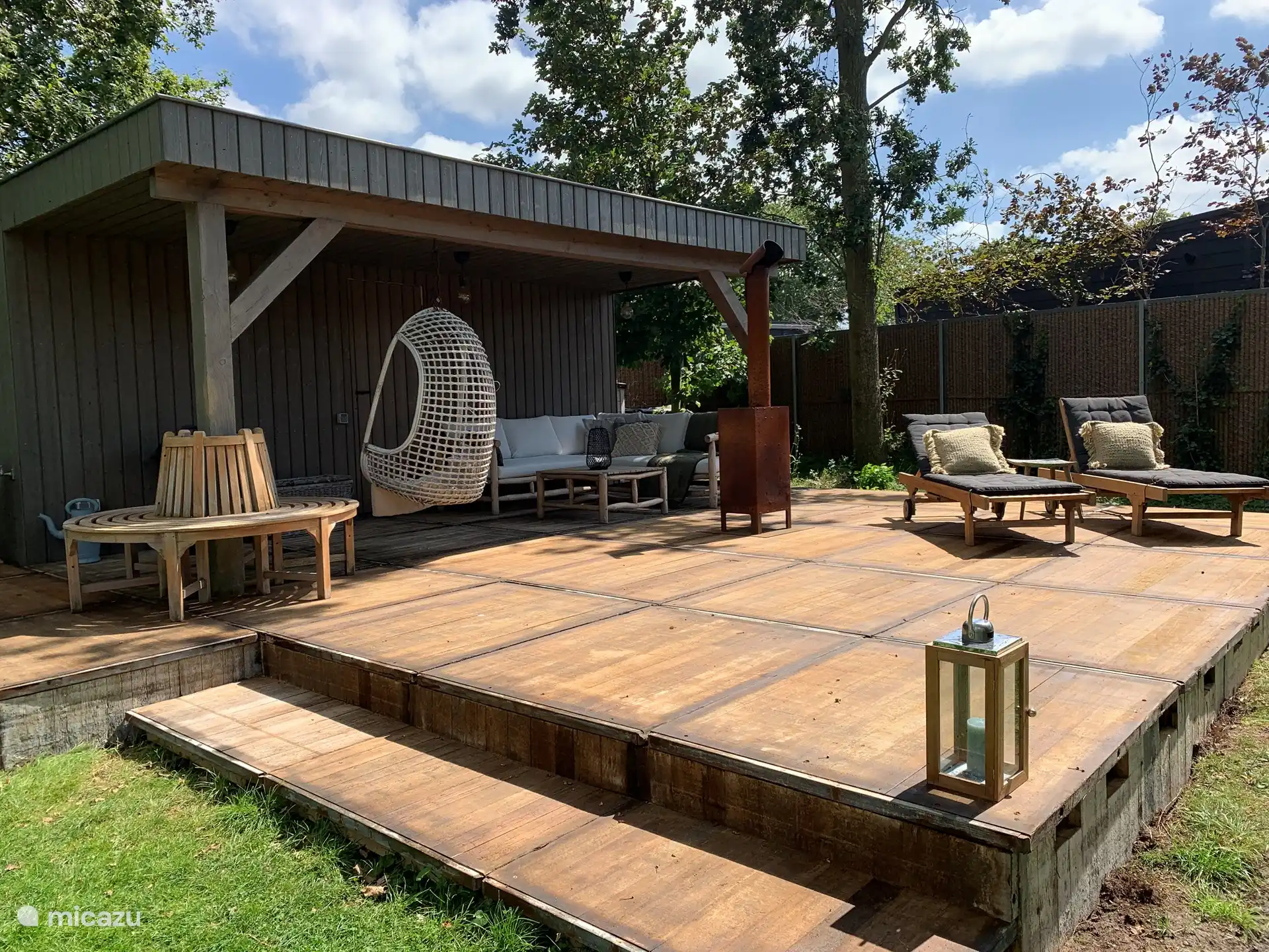 Der Garten bietet viel Privatsphäre und ist komplett eingezäunt, hier können Kinder wunderbar spielen, auf dem kleinteiligen Bungalowpark gibt es auch einen Gemeinschaftsspielplatz.