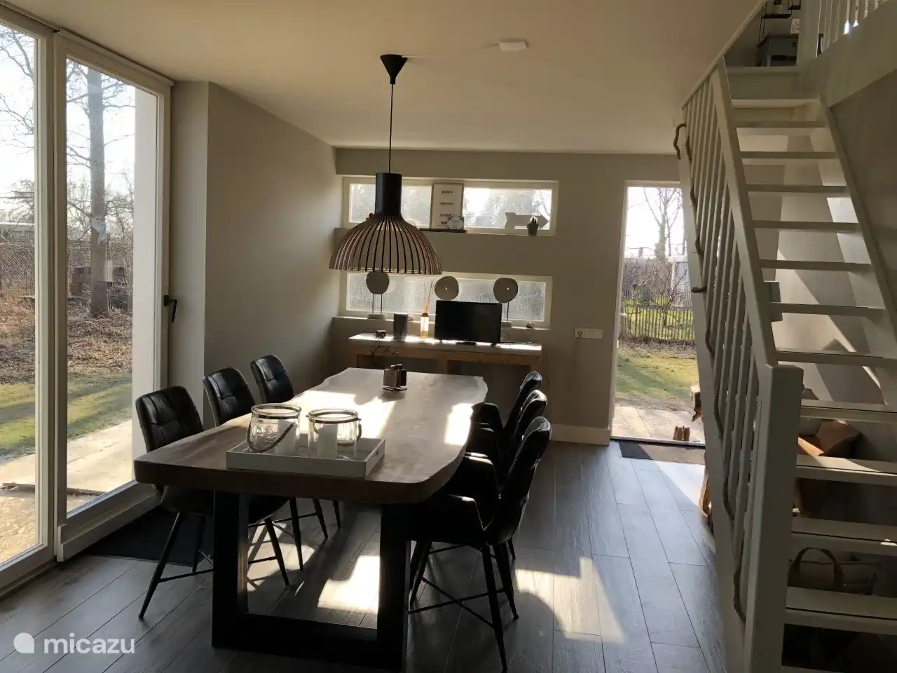 Schönes Esszimmer mit geräumigem Tisch und bequemen Stühlen hier genießen köstliche Mahlzeiten und das herrliche Zusammensein!