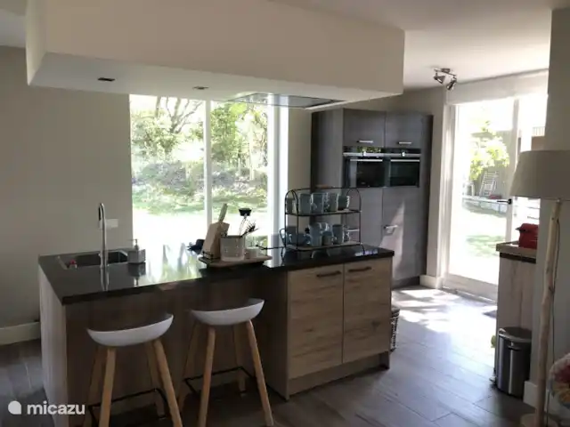 'De Oester' de Zuidhoek 5 | Pays-Bas, Zélande, Renesse - maison de vacances la fantastique cuisine ouverte avec grand îlot de cuisson est entièrement équipée