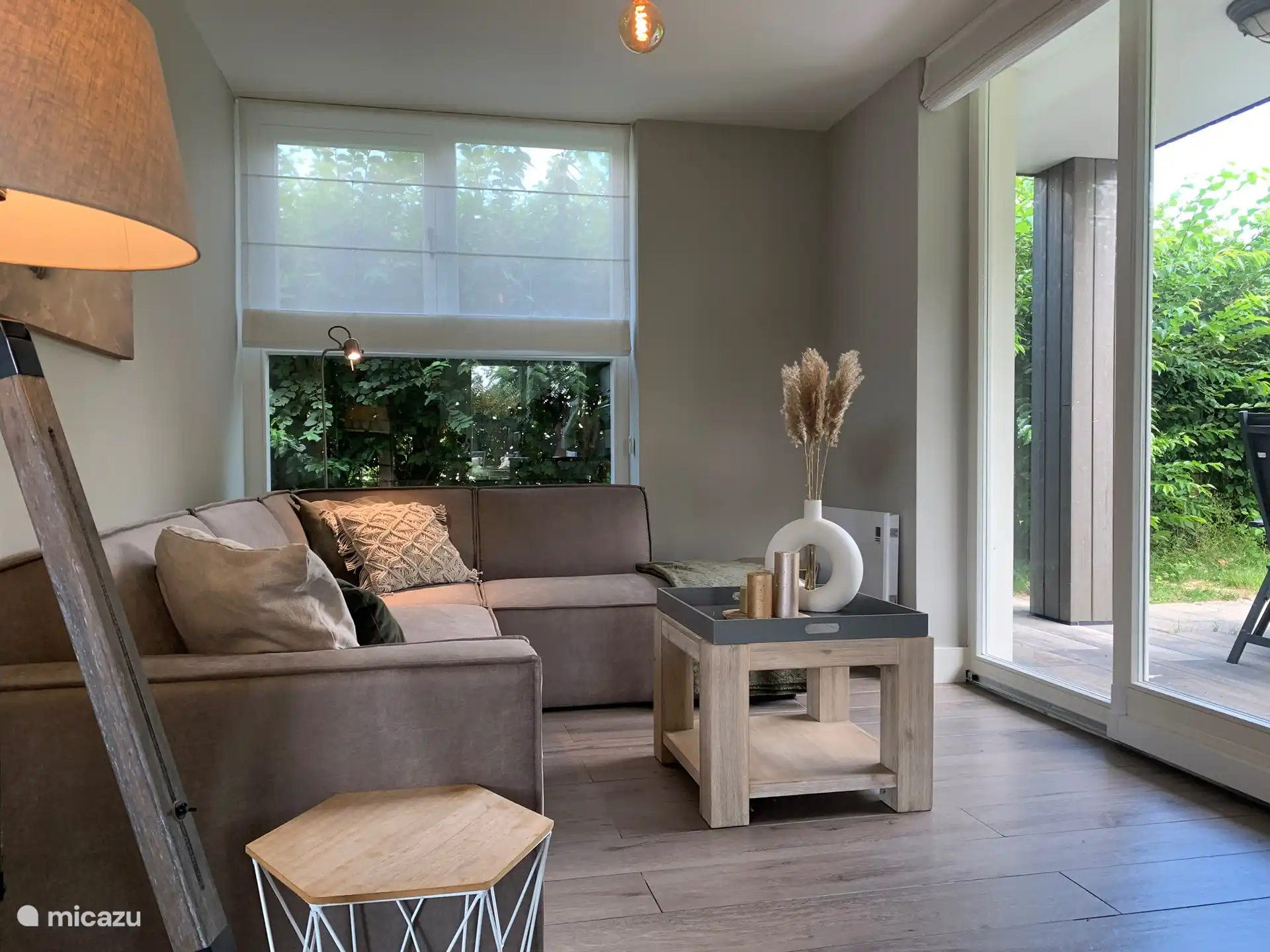 Schönes Wohnzimmer mit Smart-TV und schönen Lounge-Sofas! 