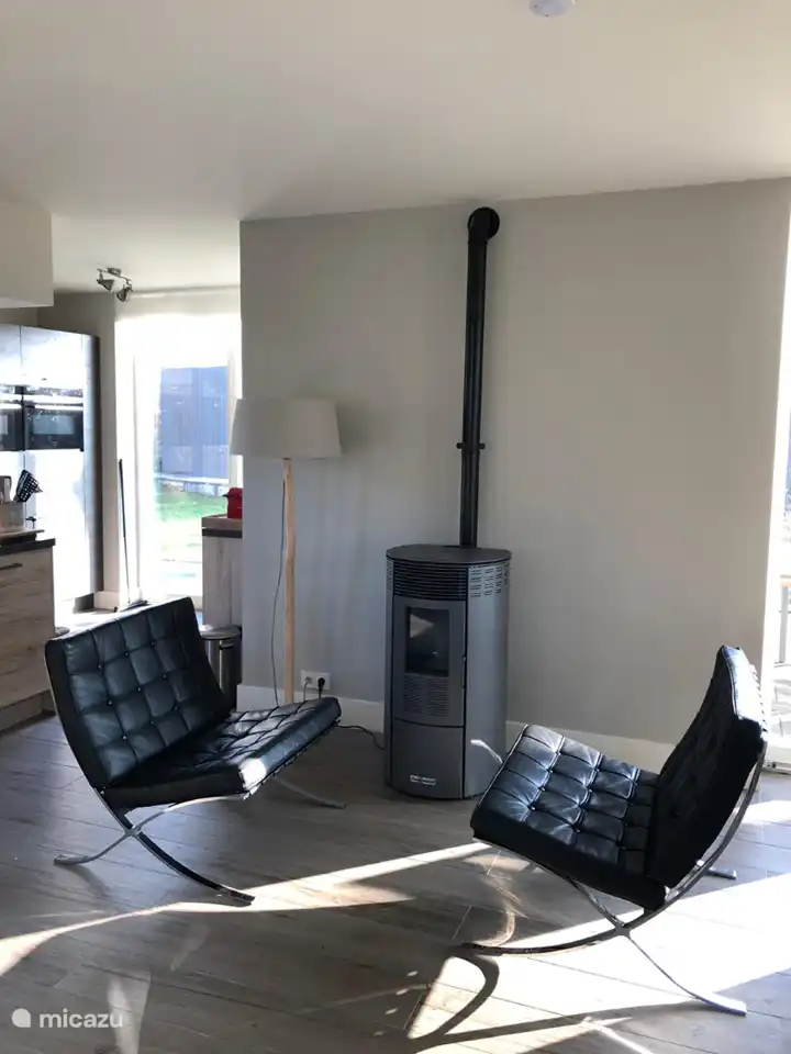 Angenehmer Pelletofen mit Designerstühlen. Geniessen Sie von Kuschlige Wärme mit der Romantik der Flammen von die Pelletöffen.