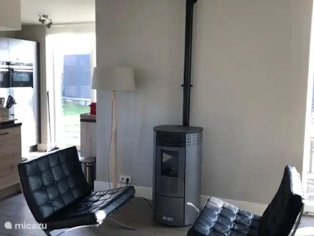 'De Oester' de Zuidhoek 5 | Pays-Bas, Zélande, Renesse - maison de vacances Agréable poêle à granulés avec chaises design pour un beau feu chaleureux et romantique