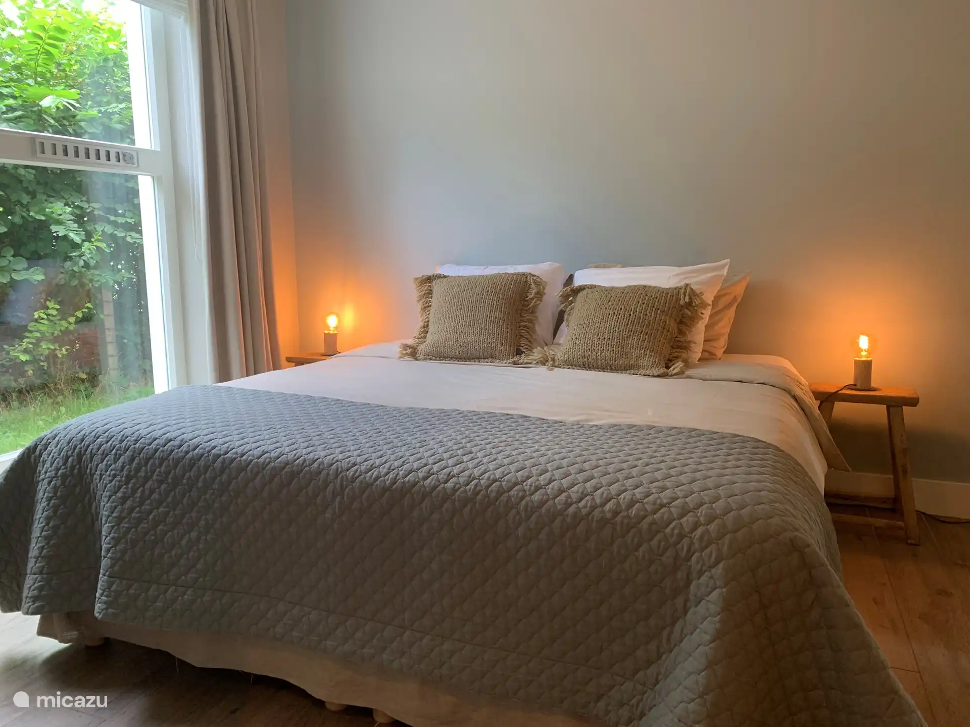 Schönes, sehr geräumiges Schlafzimmer mit eigenem Bad im Erdgeschoss! Schönes großes Doppelbett mit 2 Betten. (Schlafzimmer Nr. 1)