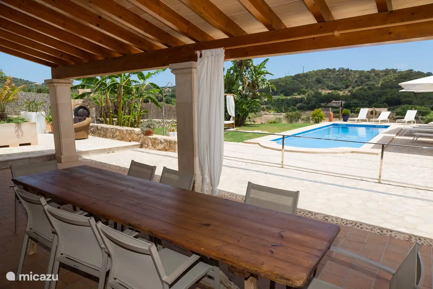 Überdachter Esstisch