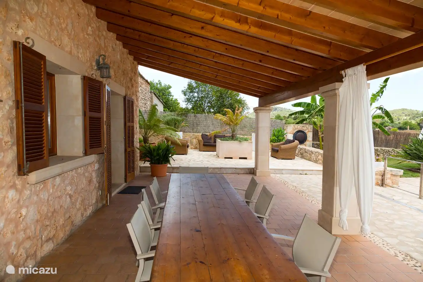 Überdachter Esstisch und Wohnbereich