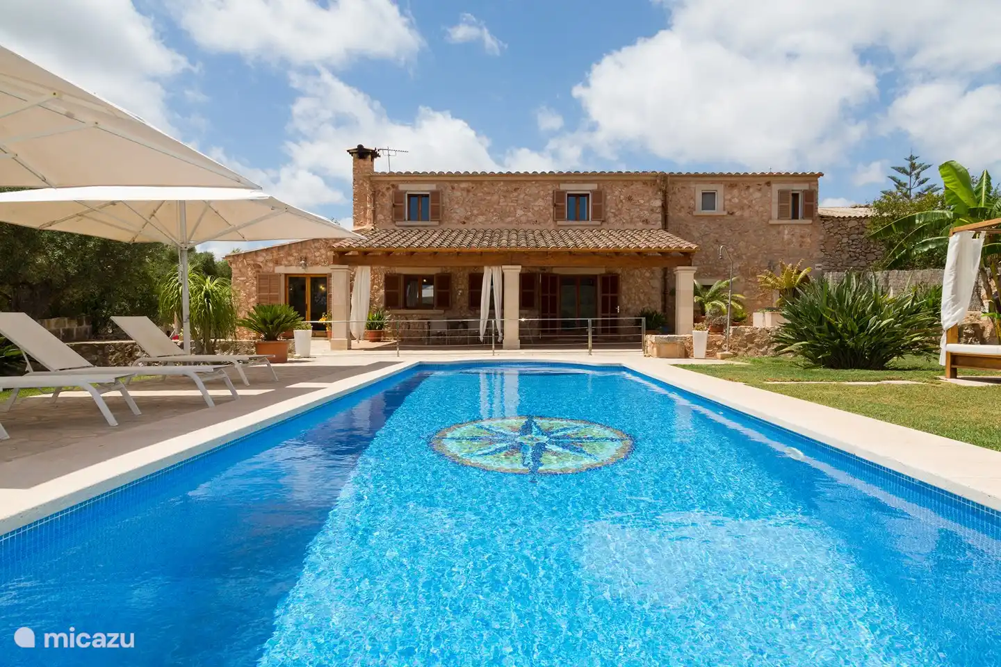 Schwimmbad und Finca