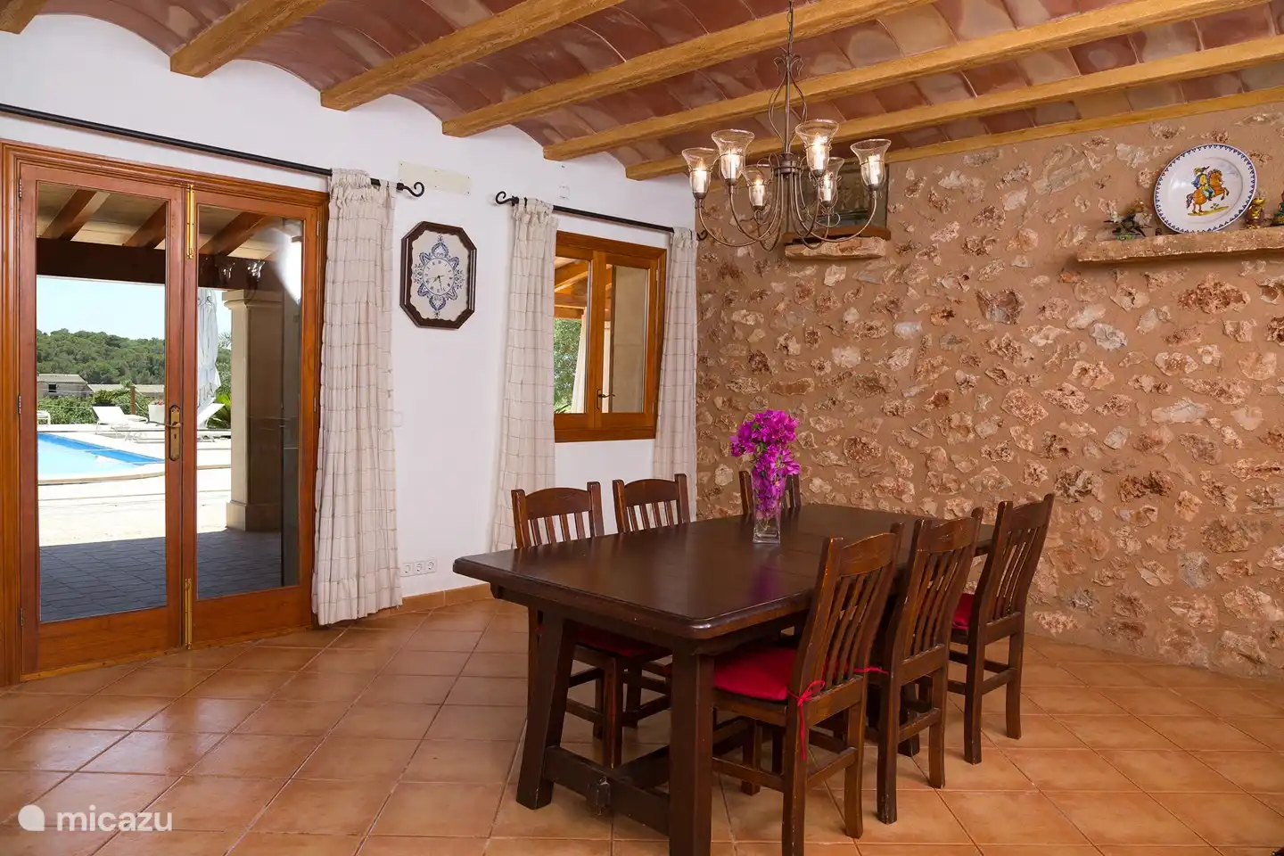 Esszimmer und Tür zum Pool