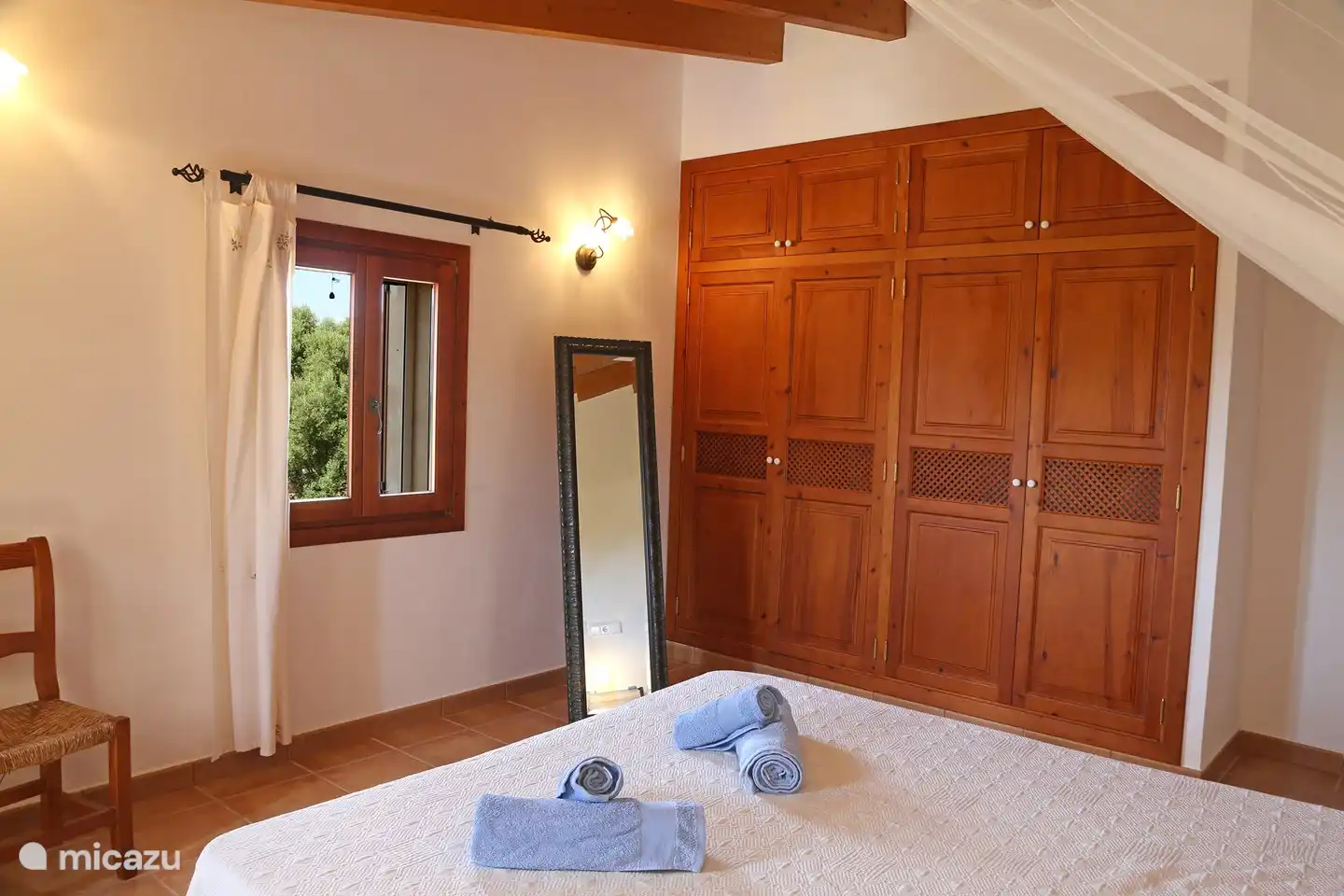 Schlafzimmer mit einem Doppelbett