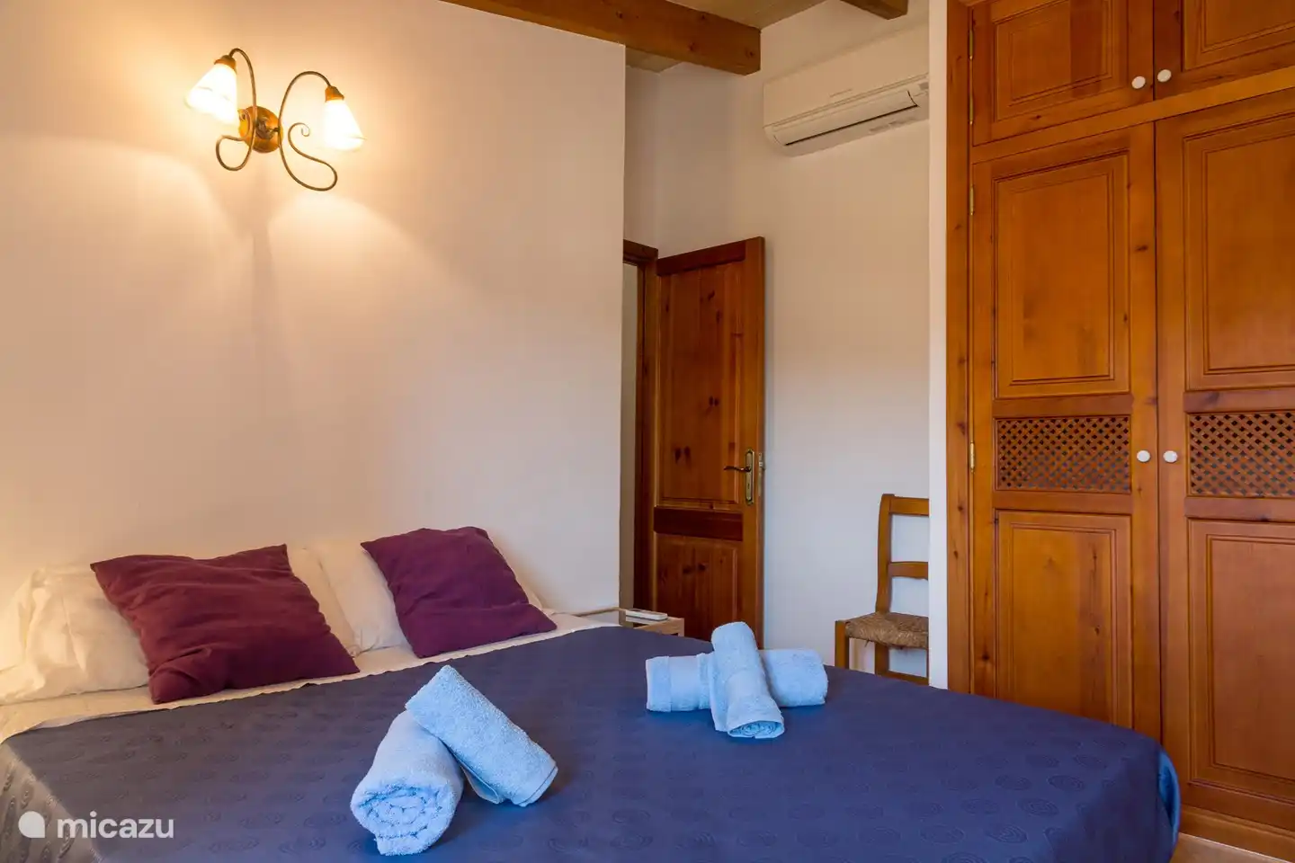 Schlafzimmer mit einem Doppelbett