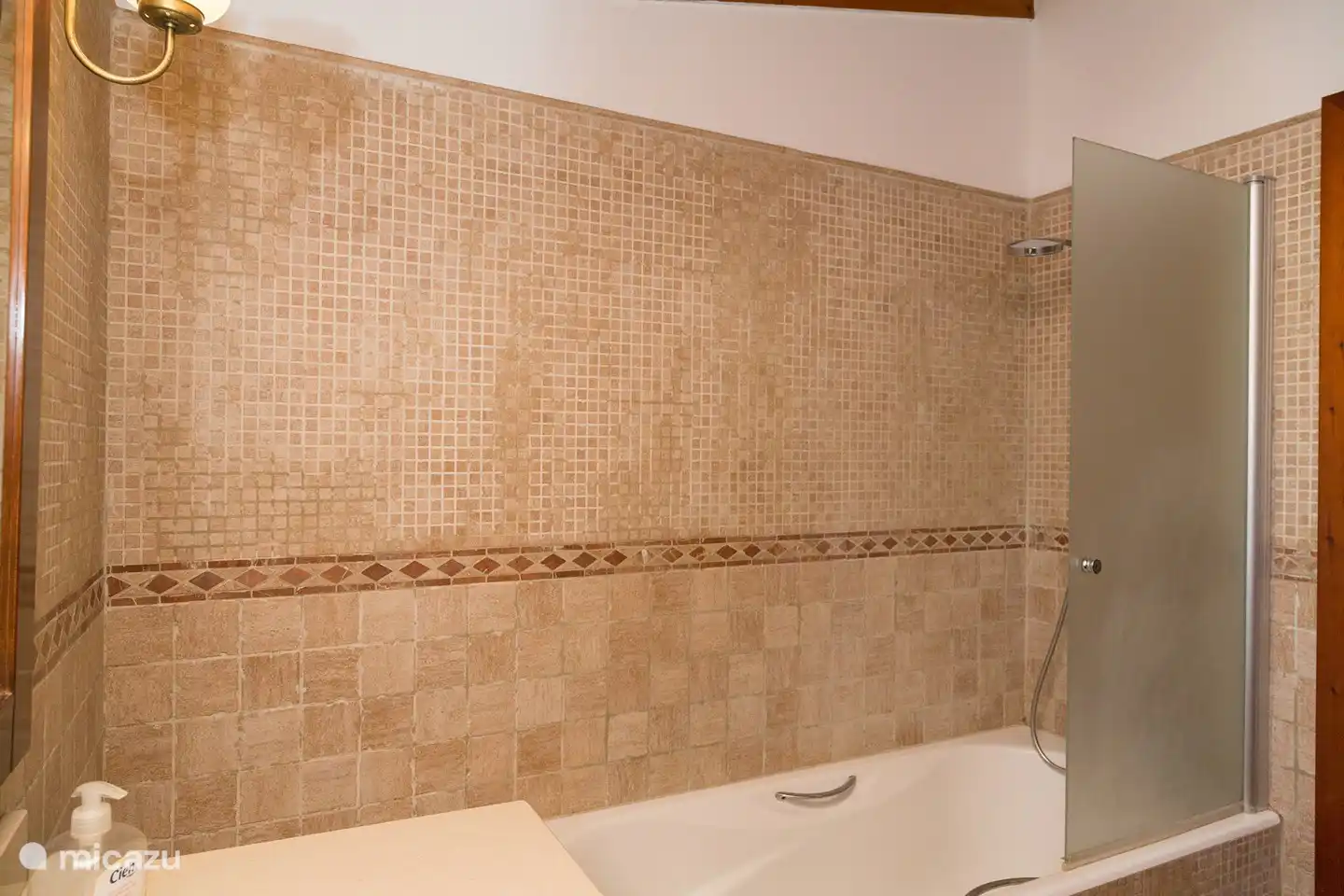 Badezimmer mit Badewanne