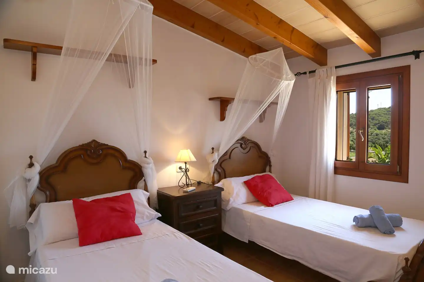 Schlafzimmer mit zwei Einzelbetten