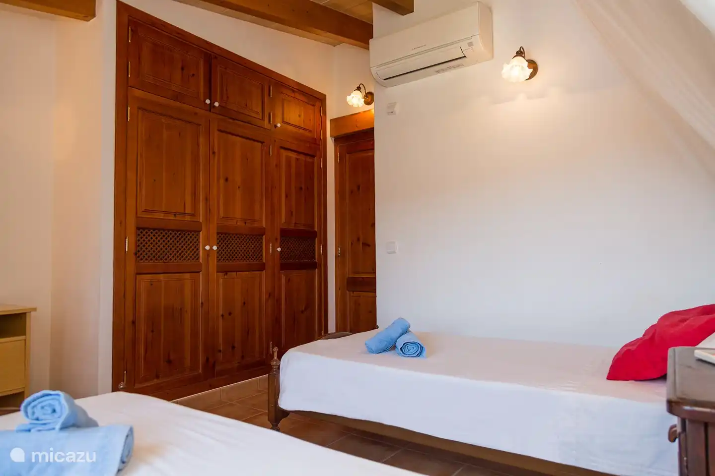 Schlafzimmer mit zwei Einzelbetten