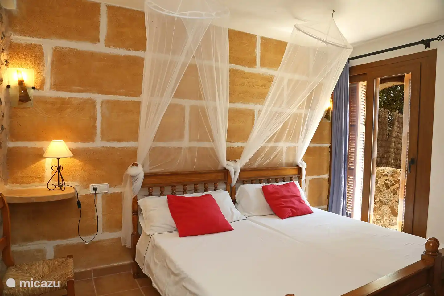 Schlafzimmer mit zwei Einzelbetten