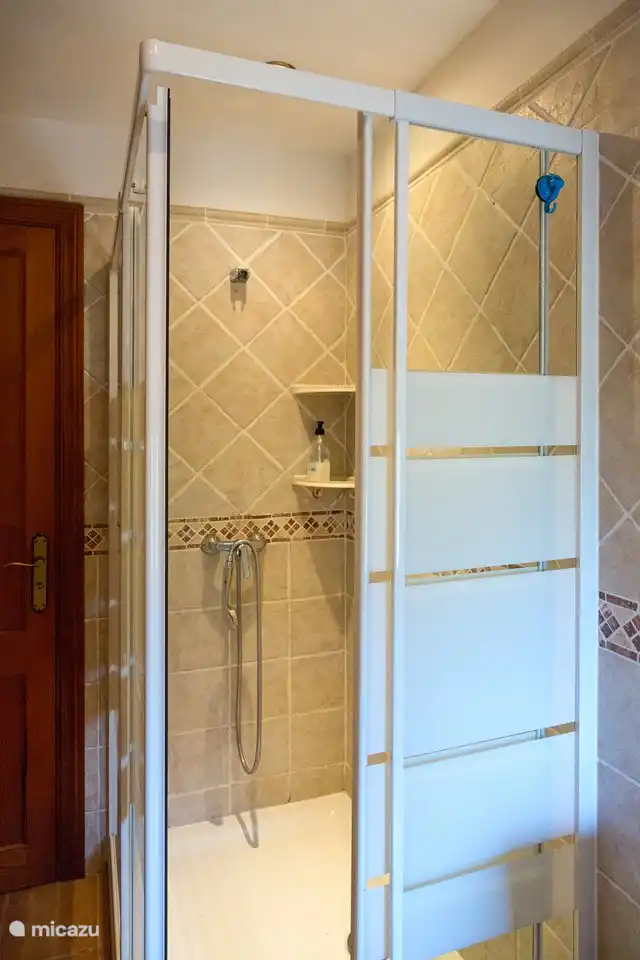 Badezimmer mit Dusche