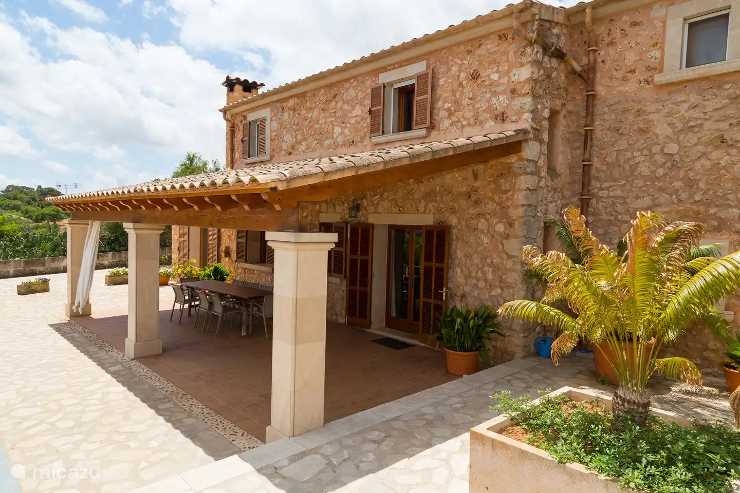 Überdachter Esstisch