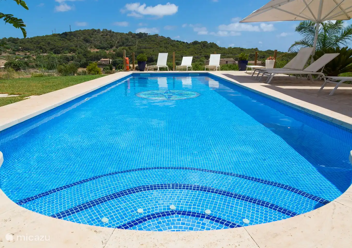 Schwimmbad mit römischen Stufen