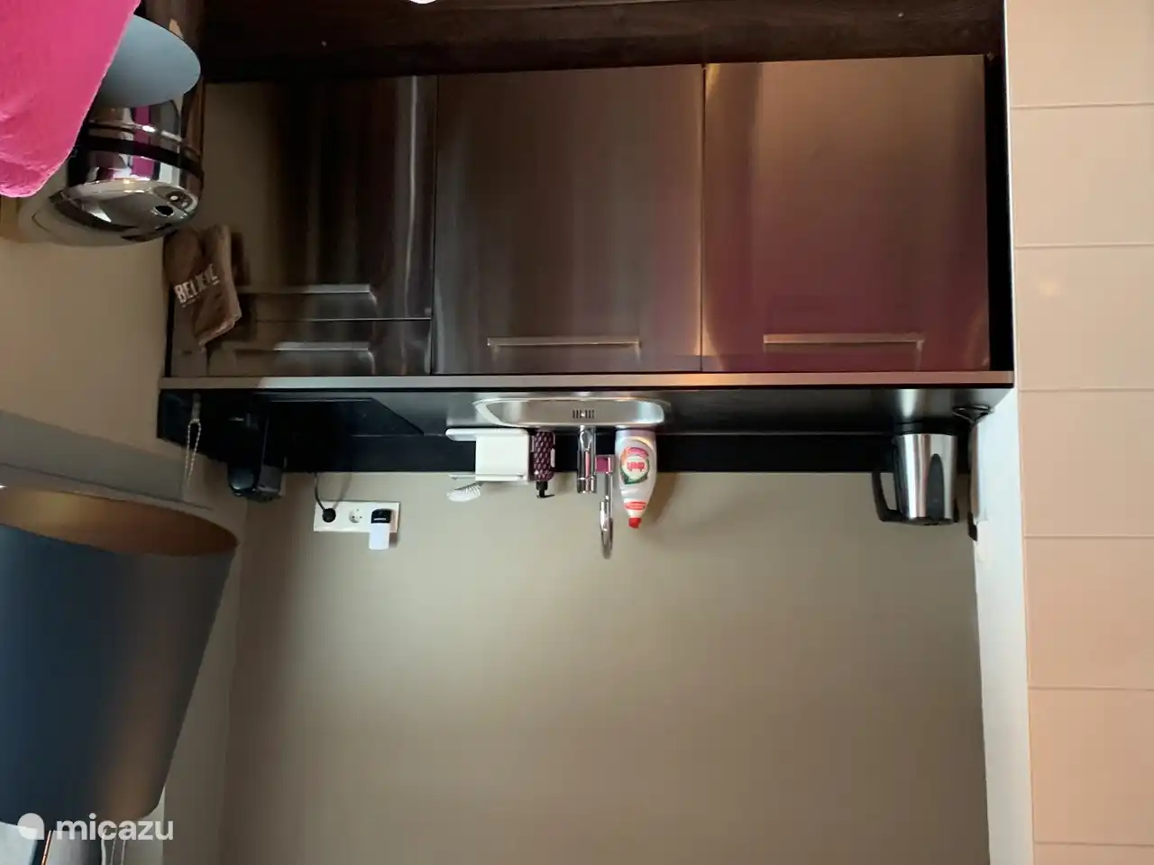 Miniküche mit Kaffee, Tee, 2 Kochfeldern, Elektroherd und Kühlschrank und Backofen, Mikrowelle