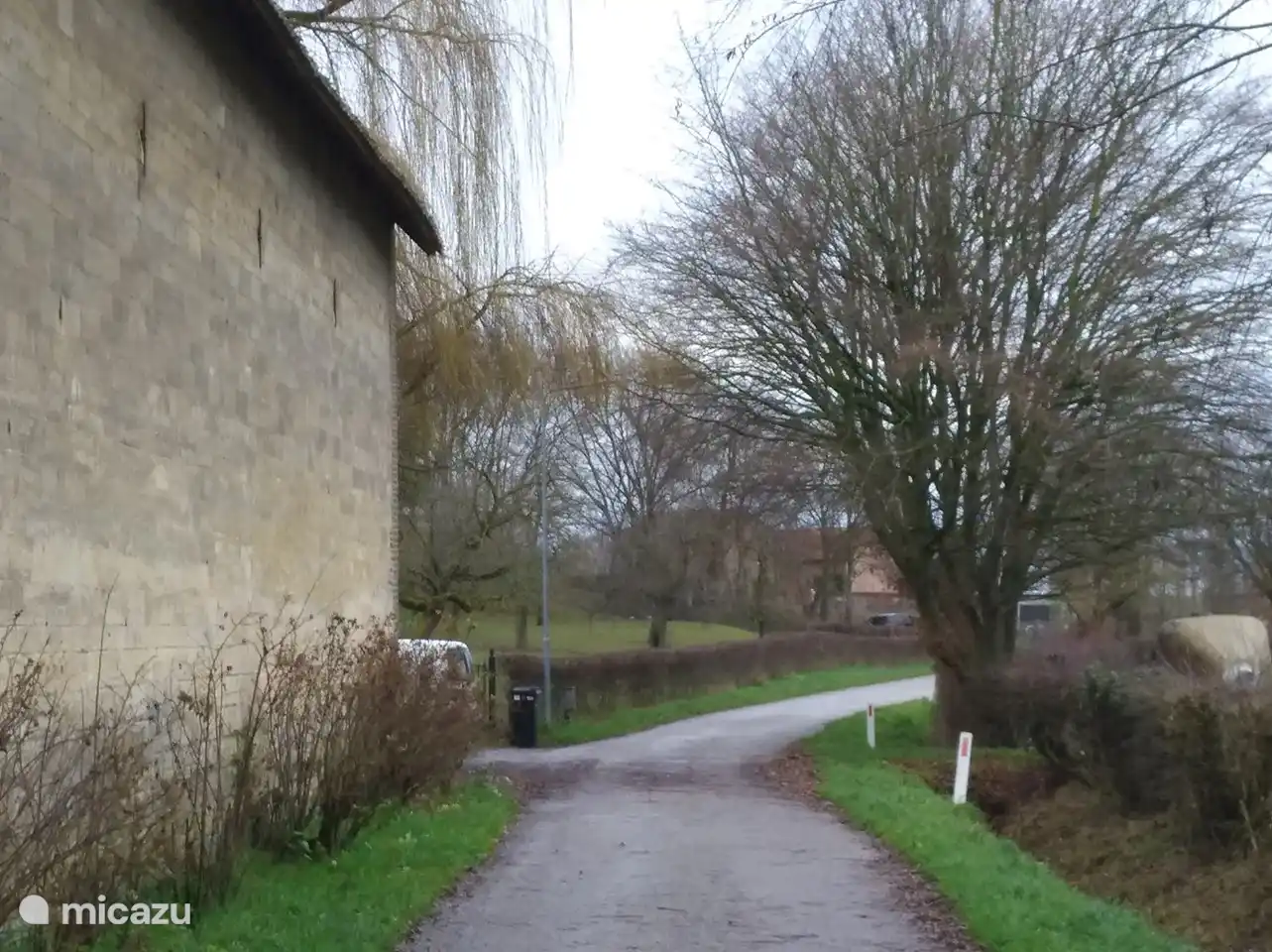 De mergelstenen muur van de wagenschuur
