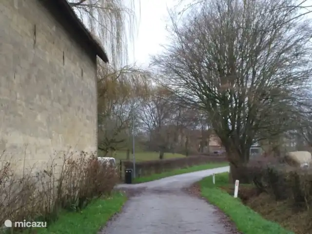 vakantiehuis huren in Nederland, Limburg, Klimmen – Hof Caerdebeeck - De Bron De mergelstenen muur van de wagenschuur