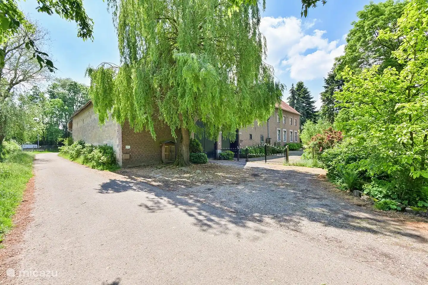 Caerdebeeck, u parkeert voor het hek