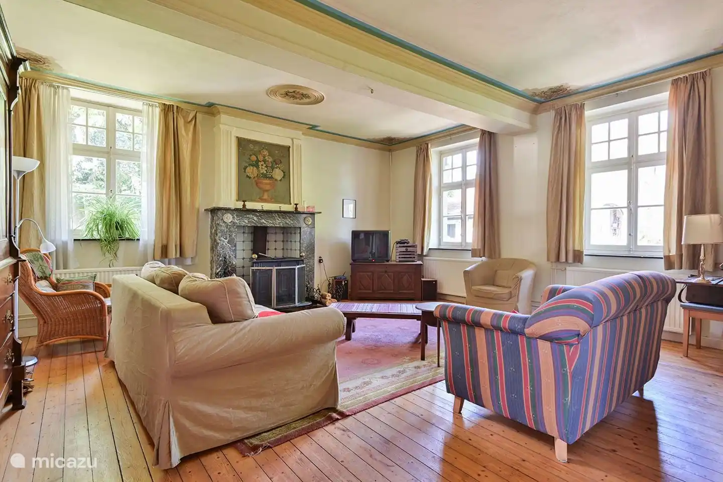 De 'mooie' kamer. De gedateerde TV is inmiddels vervangen.