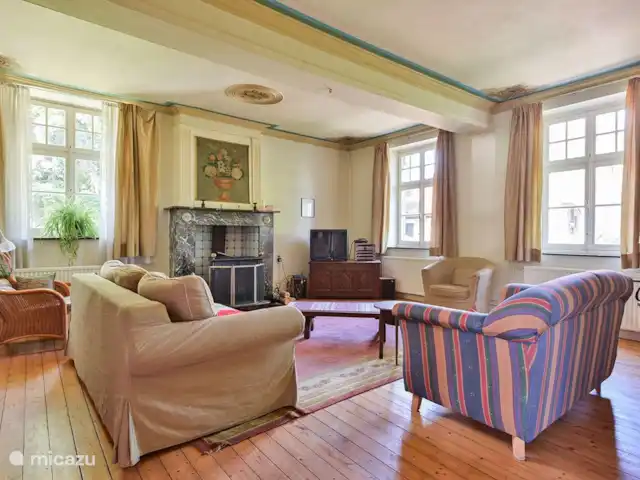 vakantiehuis huren in Nederland, Limburg, Klimmen – Hof Caerdebeeck - De Bron De 'mooie' kamer. De gedateerde TV is inmiddels vervangen.