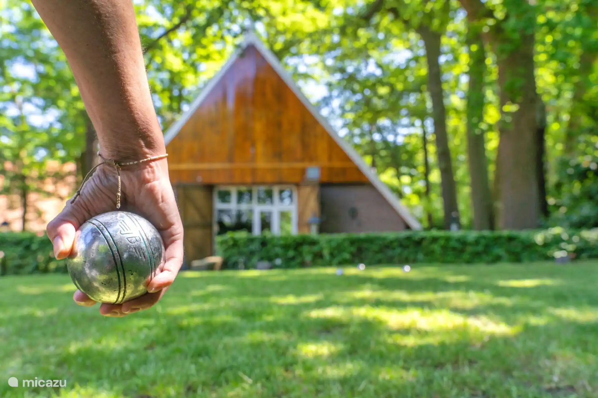 Großer Garten mit Spiel- und Terrassenbereich