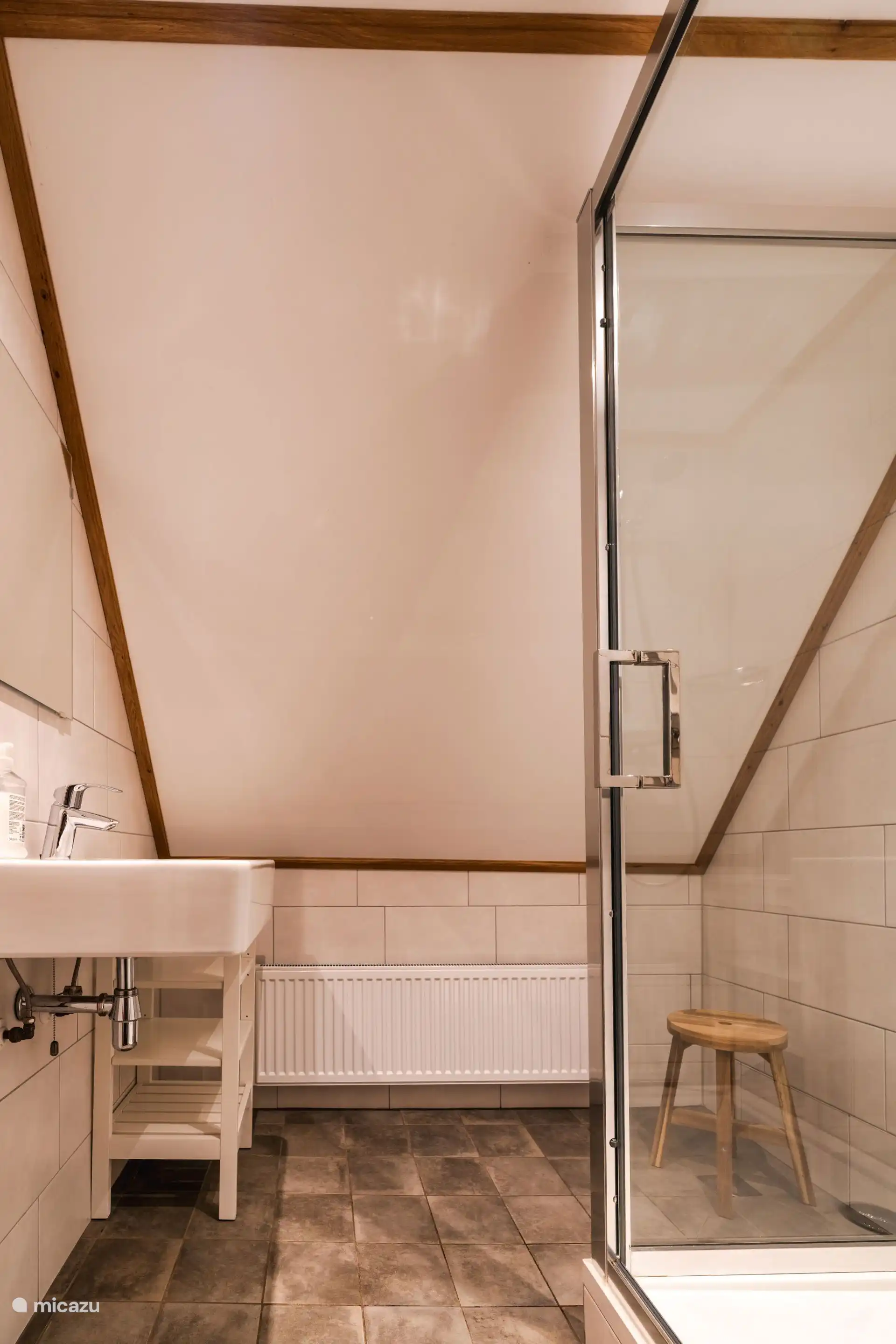 Es gibt viele Duschen und Toiletten