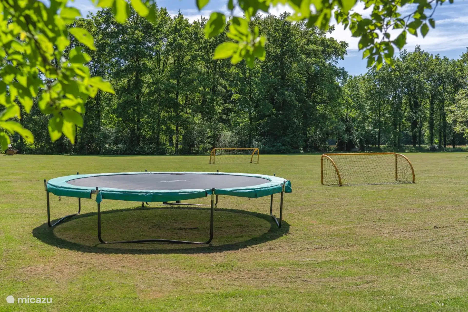 De Herberg verfügt über Fußballtore, Trampoline und Schaukeln.