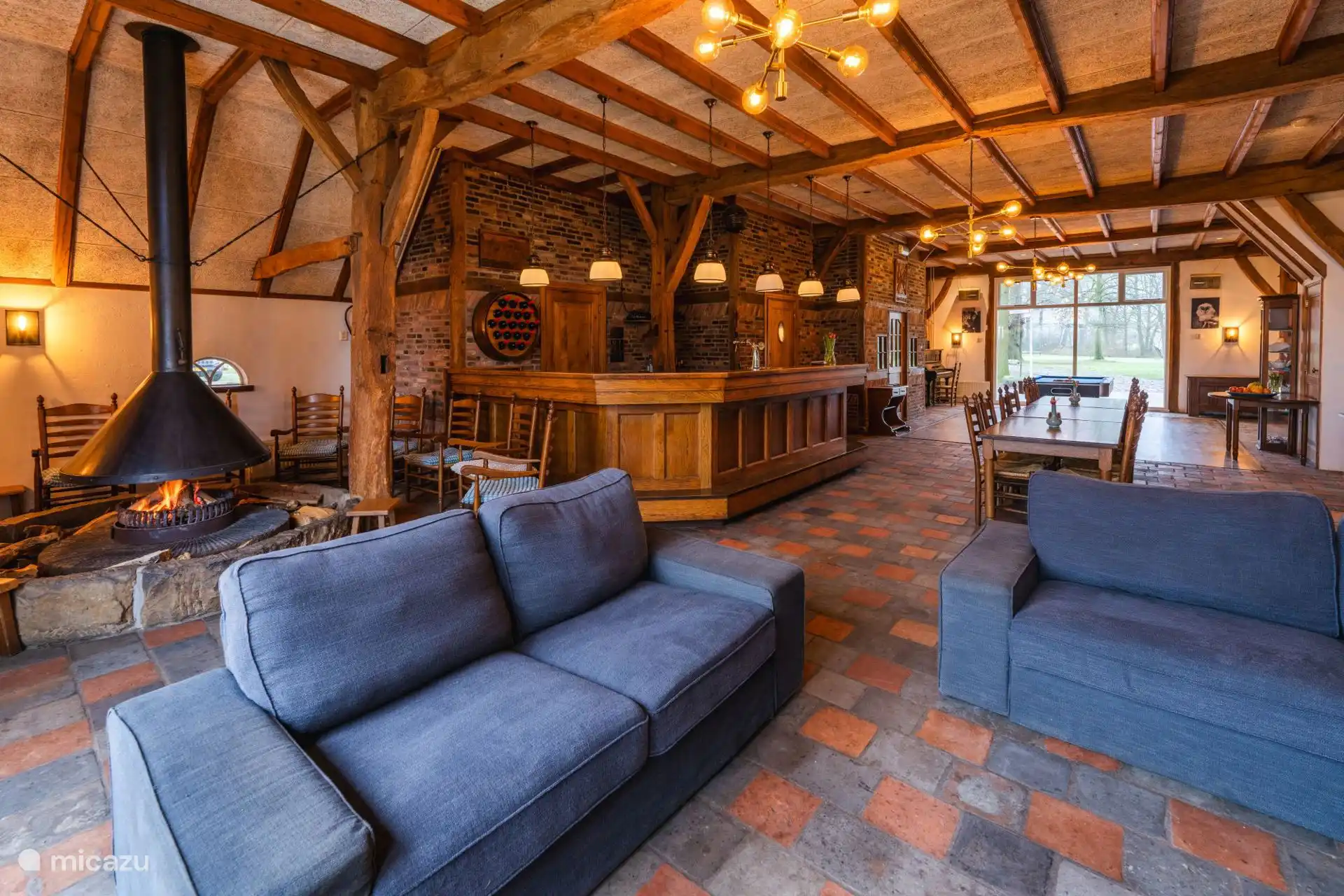 Geräumiges Wohnzimmer mit Ess- und Sitzbereich