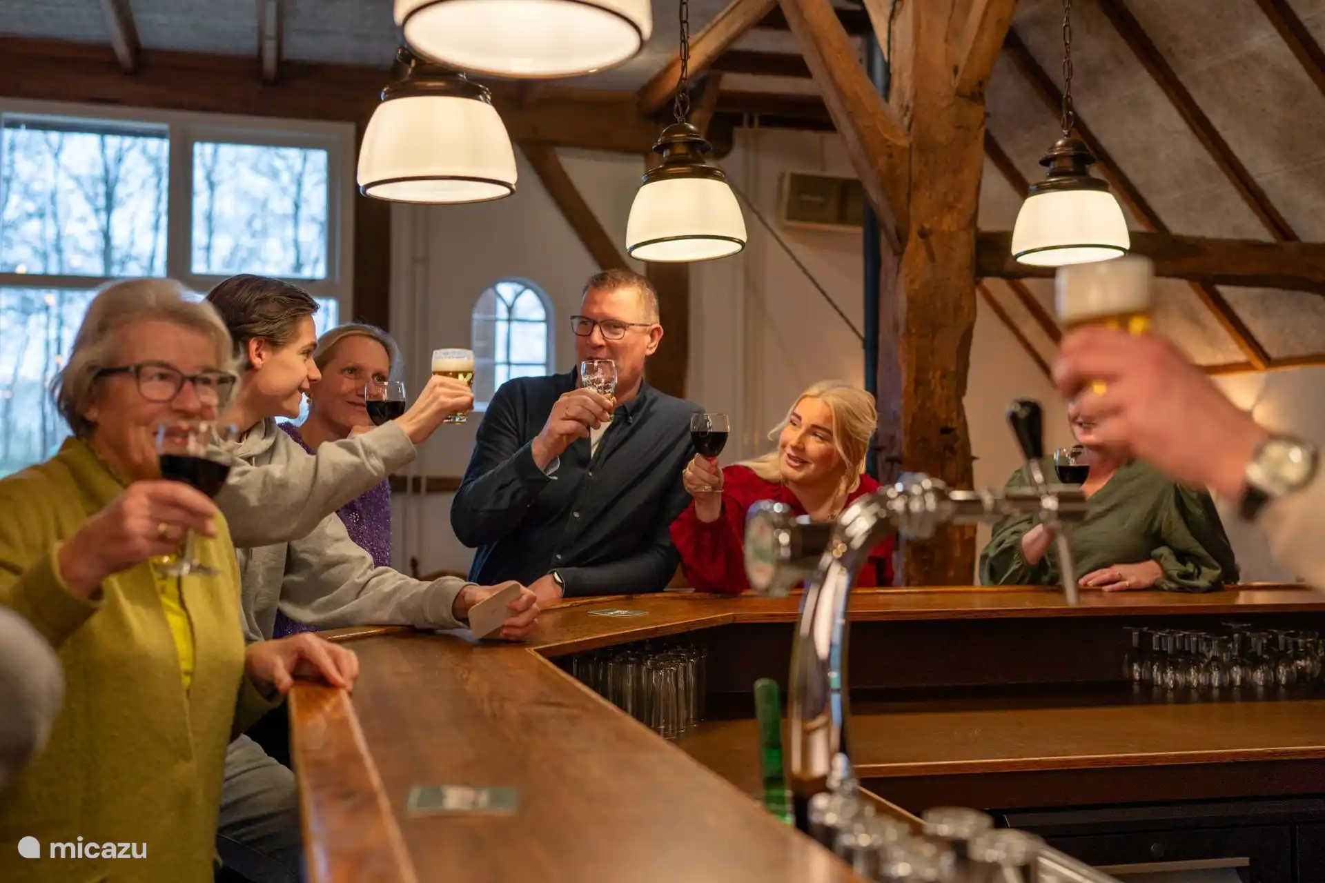 Bar mit Wasserhahninstallation