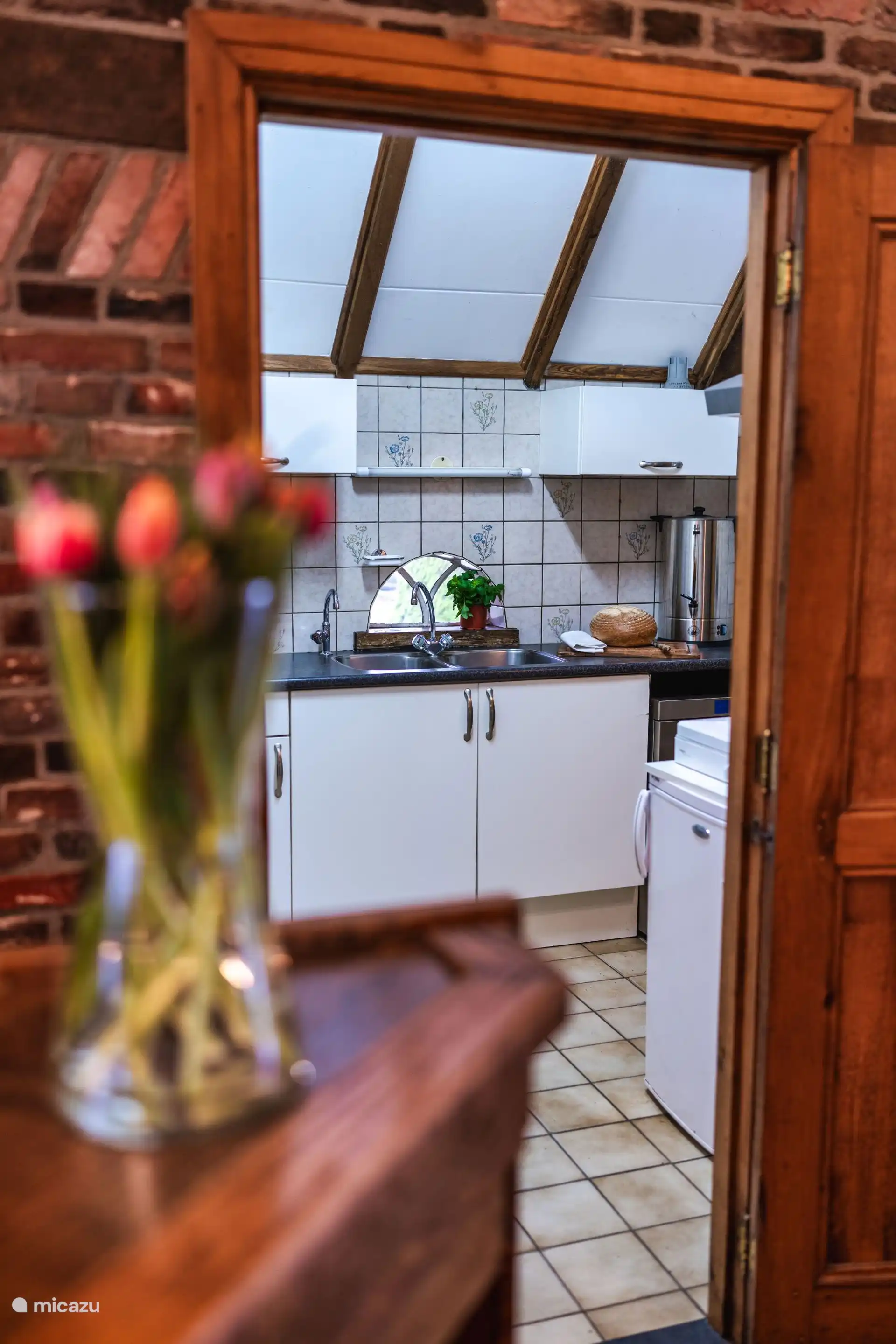 Umfangreiche Küche mit Catering-Geschirrspüler