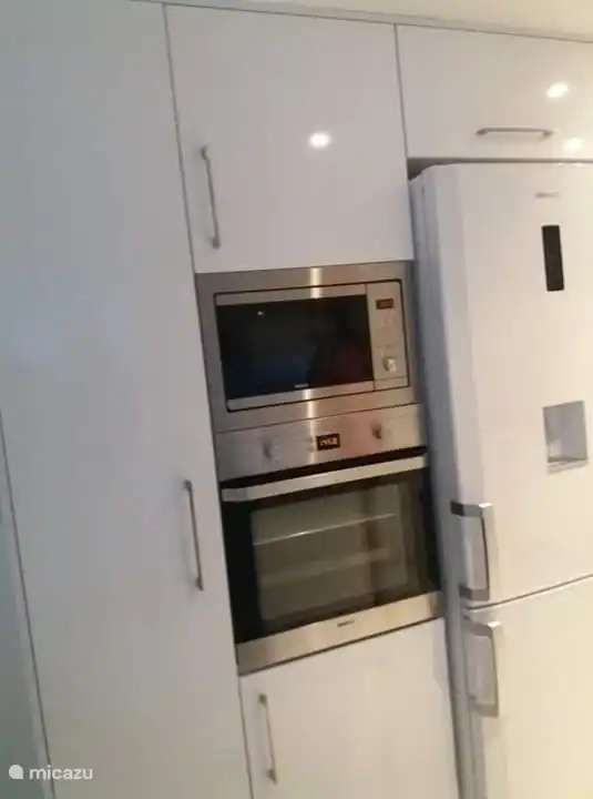 Kühlschrank mit Gefrierfach, Mikrowelle, Backofen