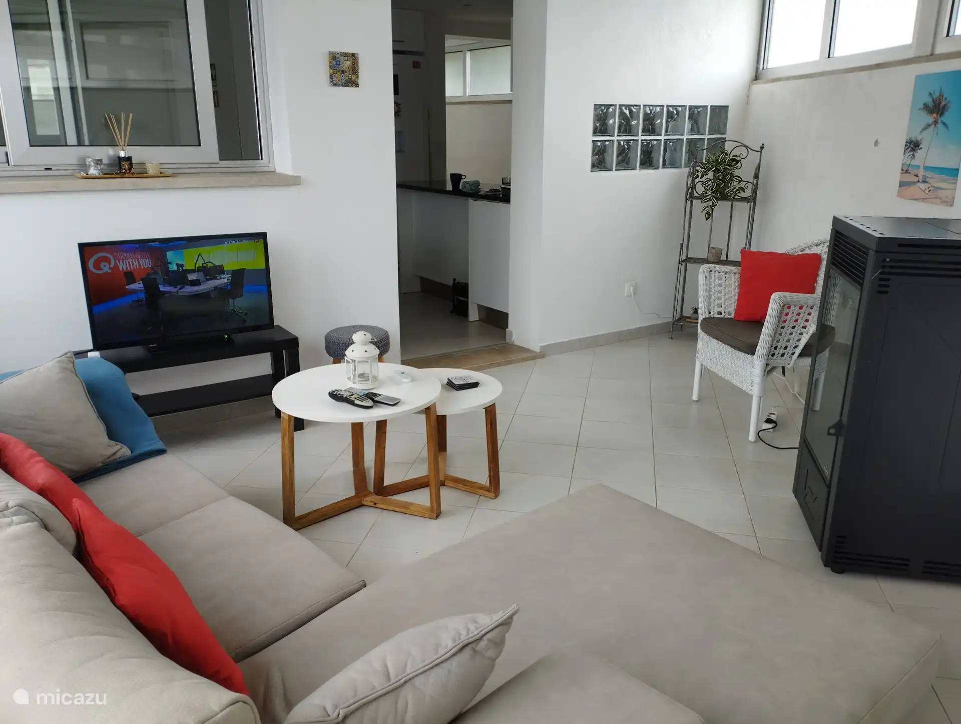 Lounge mit TV, mit Blick auf den Swimmingpool