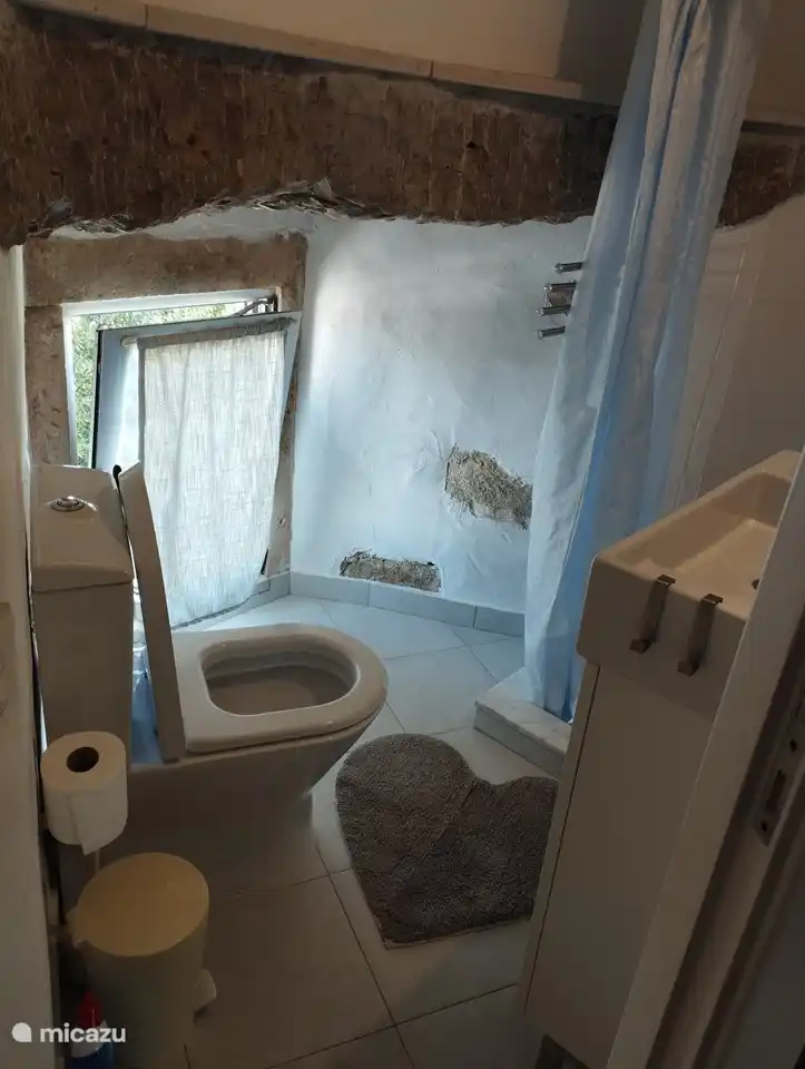 Toilette mit Waschbecken, Dusche auf der obersten Etage neben dem dritten Schlafzimmer