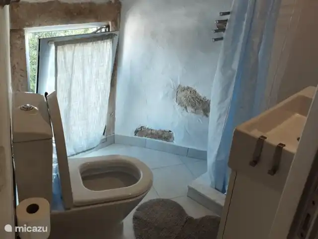 Moinho Branco | Portugal, Costa de Prata, Santa Catarina CLD - moulin Toilette avec lavabo, douche située au dernier étage adjacente à la troisième chambre