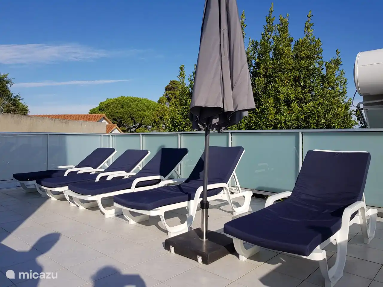 Terrasse mit 6 Sonnenliegen und Picknickbank