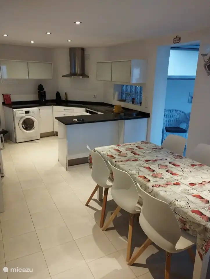 Küche mit Esszimmer, Sitzgelegenheit für 6 Personen