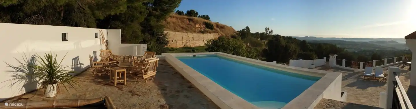 Swimmingpool und Blick auf den Obstgarten