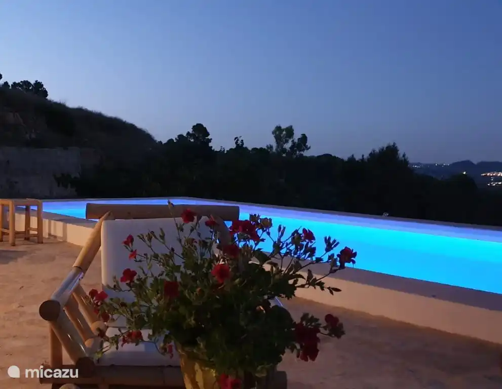 Das Schwimmbecken. Mit 10 mal 5 Metern ein wunderbar geräumiger Pool. Salzwasser. Abends beleuchtet und hier wieder der schöne Blick über die Lichter im Tal.