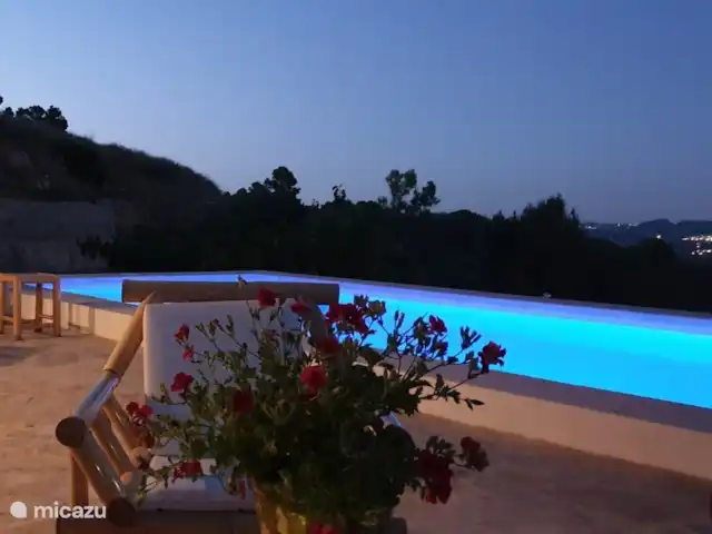 Finca Maxima | Espagne, Valence, Montroy - finca La piscine. Avec 10 mètres sur 5, une piscine merveilleusement spacieuse. Eau salée. Illuminé le soir et ici aussi la belle vue sur les lumières de la vallée.