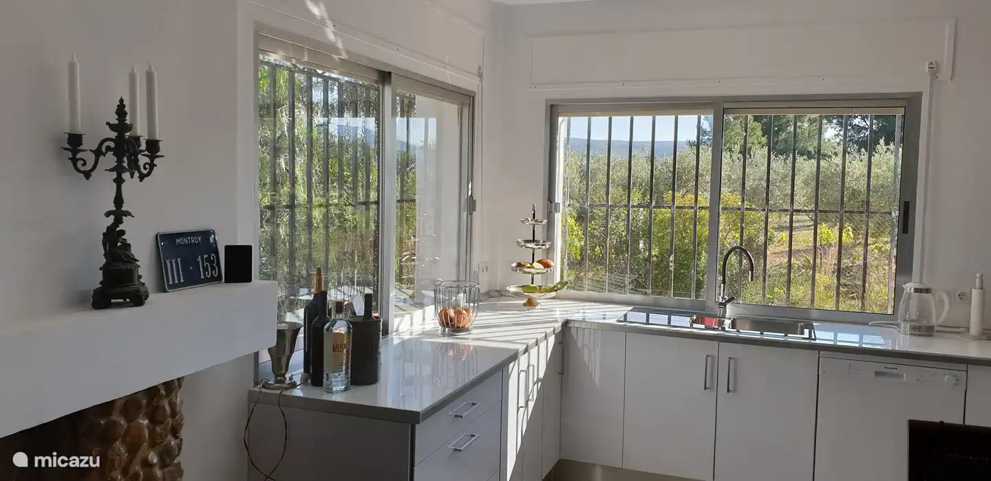 Die geräumige Küche ist komplett ausgestattet. Backofen, Grill, Mikrowelle, Küchenmaschine, Doppelkühlschrank, Nespresso-Maschine und vieles mehr.