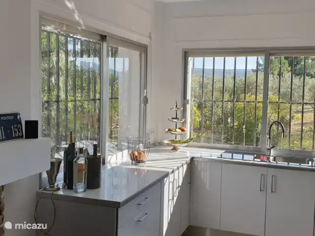 Finca Maxima | Espagne, Valence, Montroy - finca La cuisine spacieuse, entièrement équipée. Four, grill, micro-ondes, robot culinaire, double réfrigérateur, machine Nespresso et bien plus encore.