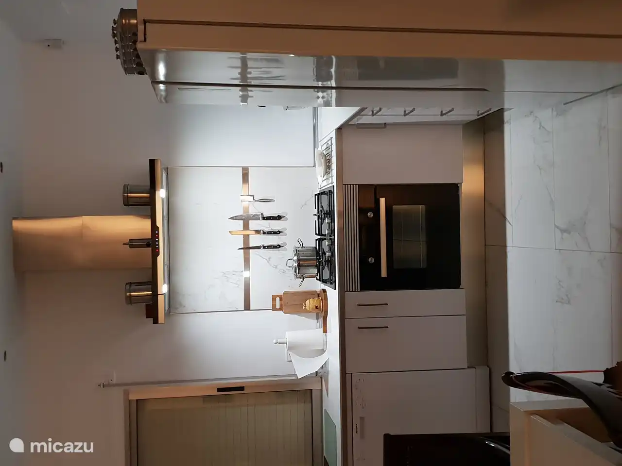 Küche mit Kombibackofen