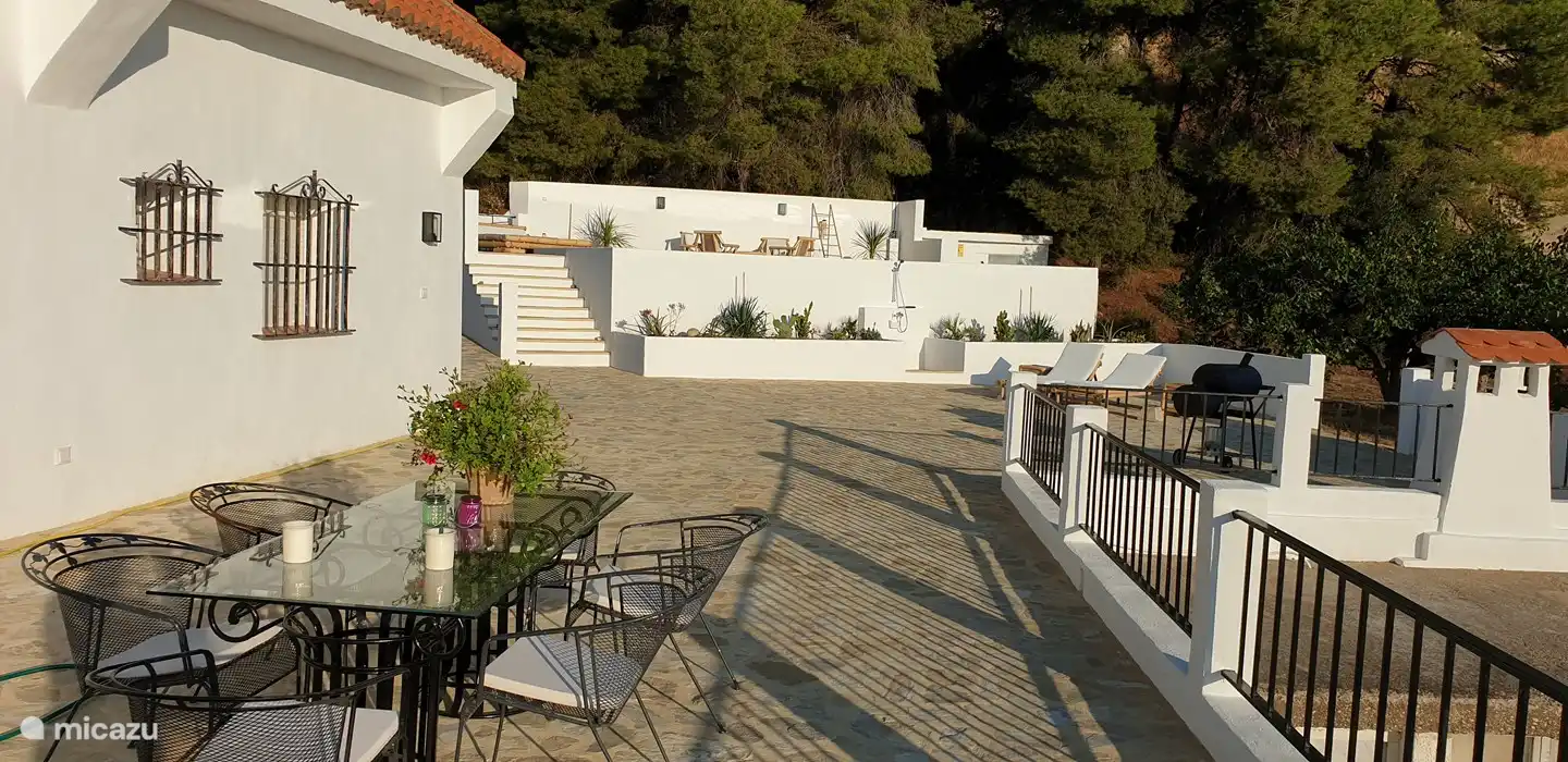 Geräumige Terrassen rund um das ganze Haus.